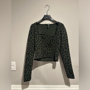 AQUA Bloomingdale’s Green & Black Leopard Print Blouse Sweater Top Sweetheart